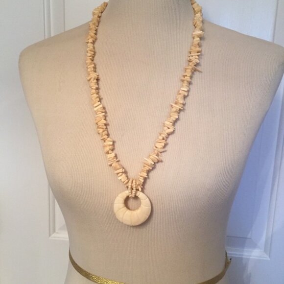 NECKLACE SHELL STRAND CREAM CHIPS ROUND PENDANT 29” - Picture 1 of 5